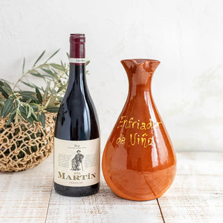 Enfriador de vino hecho de barro junto a botella de vino "Tío Martín". Real Fábrica