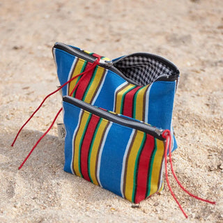 Estuche y neceser elaborados artesanalmente con loneta de hamaca azul, amarilla y roja. Real Fábrica.