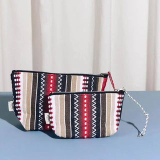 Estuche y neceser elaorados con tejido manchego rojo, marrón, negro y beige. Real Fábrica. 