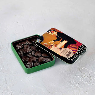 Imagen de lata de flores  de cacao 70%. Lata abierta con las flores de chocolate dentro. Real Fábrica.