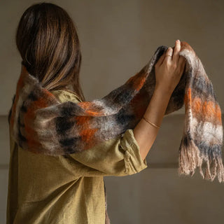 Un foulard de mohair, suave, cálido y ligero. Está hecho a mano por los artesanos riojanos de Ezcaray. Real Fábrica.