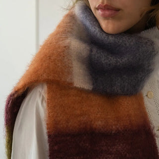 Un foulard de mohair, suave, cálido y ligero. Está hecho a mano por los artesanos riojanos de Ezcaray. Real Fábrica.