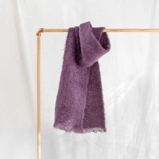  Foulard de mohair de color rosa terracota. Está confeccionado a mano por los artesanos de Ezcaray, en La Rioja. Real Fábrica.