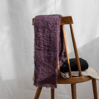  Foulard de mohair expuesto sobre una silla. En este primer plano se aprecia la calidad y la textura del mohair. Real Fábrica.