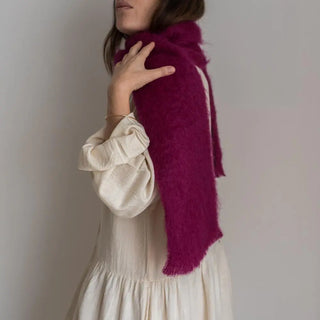Mujer abrigada con un foulard de mohair, una fibra de origen natural ultra cálida y ligera, de gran calidad. Real Fábrica. 