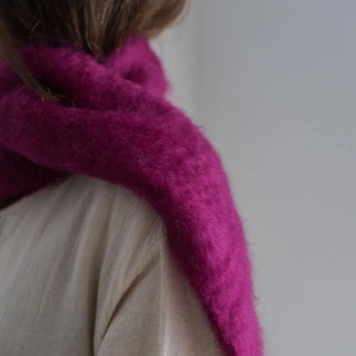 Una bufanda de mohair, suave, cálido y ligero. Está hecho a mano por los artesanos riojanos de Ezcaray. Real Fábrica.