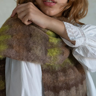 Un foulard de mohair, suave, cálido y ligero. Está hecho a mano por los artesanos riojanos de Ezcaray. Real Fábrica.