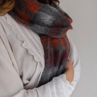 Mujer con un suave foulard de mohair alrededor del cuello. Está tejido a mano por los artesanos de Ezcaray. Real Fábrica.