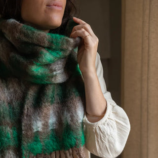 Foulard de mohair con cuadros en color verde, marrón y blanco, rematado en flecos. Real Fábrica.