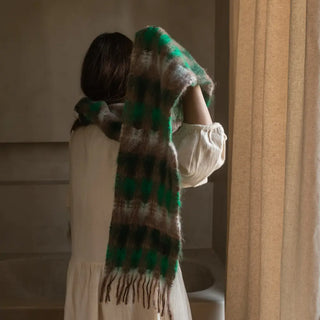 Foto de mujer de espalda luciendo un foulard de mohair, suave, cálido y ligero. Está hecho a mano por los artesanos riojanos de Ezcaray. Real Fábrica.