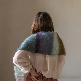 Un foulard de mohair, suave, cálido y ligero. Está hecho a mano por los artesanos riojanos de Ezcaray. Real Fábrica.