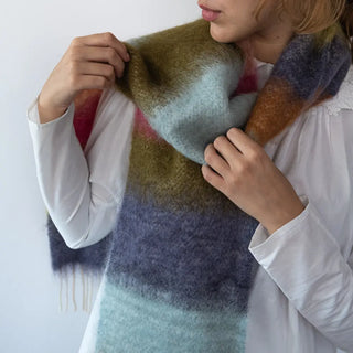 Un foulard de mohair, suave, cálido y ligero. Está hecho a mano por los artesanos riojanos de Ezcaray. Real Fábrica.