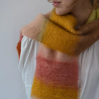 Un foulard de mohair, suave, cálido y ligero. Está hecho a mano por los artesanos riojanos de Ezcaray. Real Fábrica.