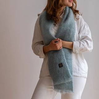 Mujer abrigada con un foulard de mohair, una fibra de origen natural ultra cálida y ligera, de gran calidad. Real Fábrica. 