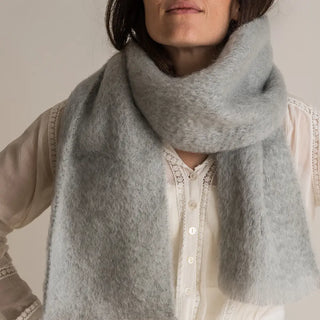 Foto de mujer luciendo un foulard de mohair, suave, cálido y ligero. Está hecho a mano por los artesanos riojanos de Ezcaray. Real Fábrica