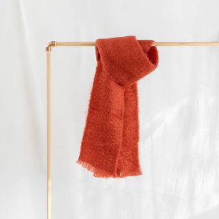 Foulard de mohair de color rosa terracota. Está confeccionado a mano por los artesanos de Ezcaray, en La Rioja. Real Fábrica.