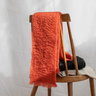 Foulard de mohair expuesto sobre una silla. En este primer plano se aprecia la calidad y la textura del mohair. Real Fábrica.