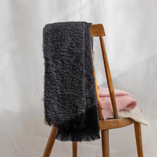 Un foulard de mohair, suave, cálido y ligero. Está hecho a mano por los artesanos riojanos de Ezcaray. Real Fábrica