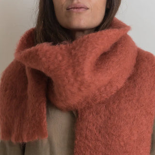 Mujer abrigada con un foulard de mohair, una fibra de origen natural ultra cálida y ligera, de gran calidad. Real Fábrica. 