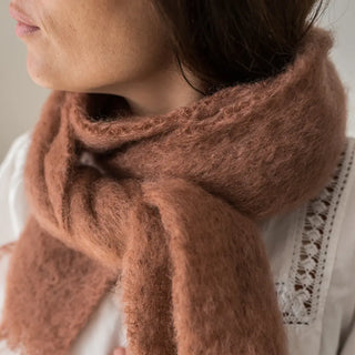 Foto de mujer luciendo un foulard de mohair, suave, cálido y ligero. Está hecho a mano por los artesanos riojanos de Ezcaray. Real Fábrica