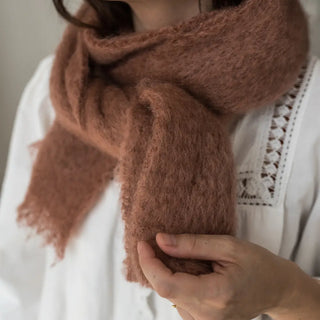 Mujer con un foulard de mohair de color teja, tejido a mano por los artesanos de Ezcaray. Real Fábrica.