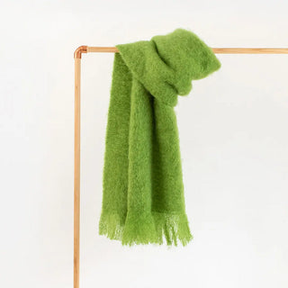 Foulard expuesto sobre un perchero. En este primer plano se aprecia la calidad y la textura del mohair. Real Fábrica.