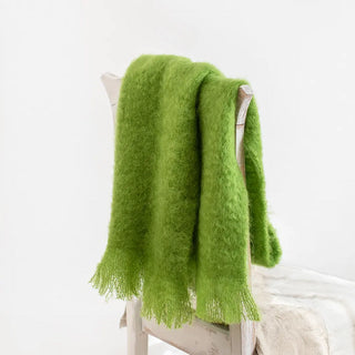  Foulard de mohair de color verde. Está confeccionado a mano por los artesanos de Ezcaray, en La Rioja. Real Fábrica.