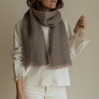 Foto de mujer luciendo un foulard de mohair, suave, cálido y ligero. Está hecho a mano por los artesanos riojanos de Ezcaray. Real Fábrica