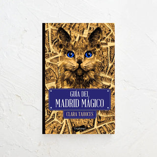 Libro guía del Madrid Mágico en cuya portada aparece una ilustración de un gato y calles de Madrid. Real Fábrica