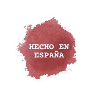 Hecho en España. Todos los productos  vendidos en Real Fábrica están fabricados en España. Imagen que muestra una mancha granate con el texto "HECHO EN ESPAÑA" en color blanco.
