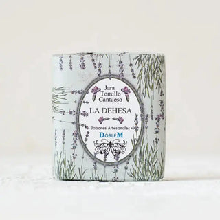 Foto frontal de un jabón artesanal de jara, tomillo y cantueso. Real Fábrica.