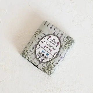 Foto cenital de un jabón artesanal la dehesa. Real Fábrica.