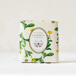 Foto frontal de jabón de caléndula hecho a mano. Real Fábrica.
