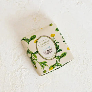 Foto cenital de un jabón de caléndula artesano de Cáceres. Real Fábrica.