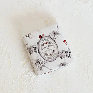 Foto cenital de un jabón artesanal de cerezas de jerte. Real Fábrica.