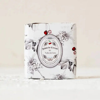 Foto frontal de un jabón artesano de cerezas del Jerte de Cáceres. Real Fábrica.