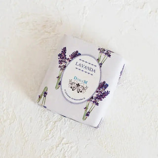 Foto cenital de un jabón de lavanda. Real Fábrica.