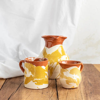 Jarra, taza y vaso de cerámica artesana de Huelva en color amarillo y blanco. Real Fábrica