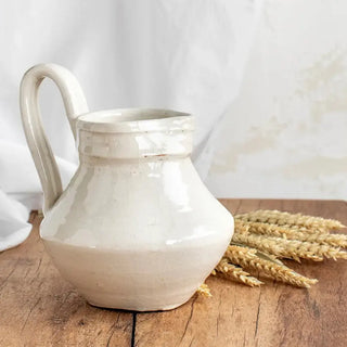 Jarra de cerámica de color blanco estilo egipcio. Hecha a mano en Aracena. Real Fábrica