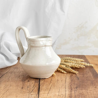 Jarra de cerámica de color blanco estilo egipcio. Hecha a mano en Aracena. Real Fábrica