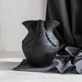 Jarra de cerámica artesana en color negro, típica de la cerámica de Lugo. Tiene adornos en relieve. Real Fábrica.
