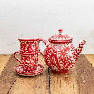 Juego de café formado por una tetera y dos juegos de tazas rojo repintado con pájaro. Real Fábrica