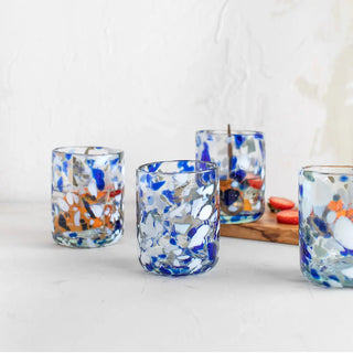 Se elaboran con vidrio soplado procedente de los hoteles de la isla, evitando así que esos residuos vuelvan a la Península y haciendo este producto aún más especial. Real Fábrica