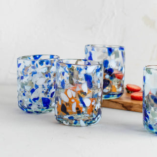 En estos vasos se aprecia la inspiración mediterránea de los artesanos que los elaboran, con sus pintas blancas y azules que simulan los reflejos del sol en el mar. Real Fábrica