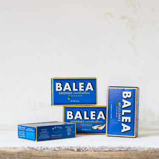 latas de conservas balea. Sardinas y mejillones en conserva. Real Fábrica