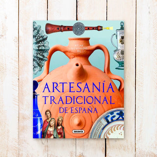 Libro Atlas Ilustrado de Artesanía Tradicional de España. Portada botijo de barro junto y otras piezas de artesanía. Real Fábrica.