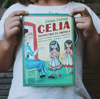Libro Celia Institutriz en América. Fotografía niña sujetando el libro. Real Fábrica.