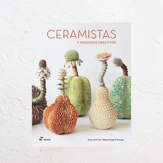 Libro Ceramistas y Procesos Creativos. Portada fotografía cerámicas con formas florales. Real Fábrica.