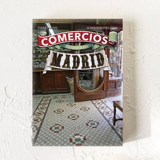 Portada del libro Comercios Históricos de Madrid con la fotografía de la entrada a una farmacia antigua. Real Fábrica.