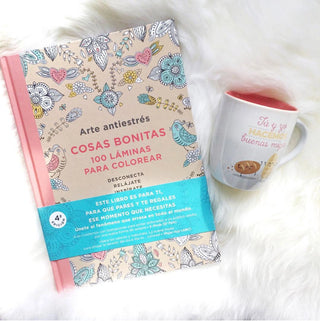 Libro Cosas Bonitas 100 Láminas para Colorear. Fotografía libro junto a taza. Real Fábrica. 